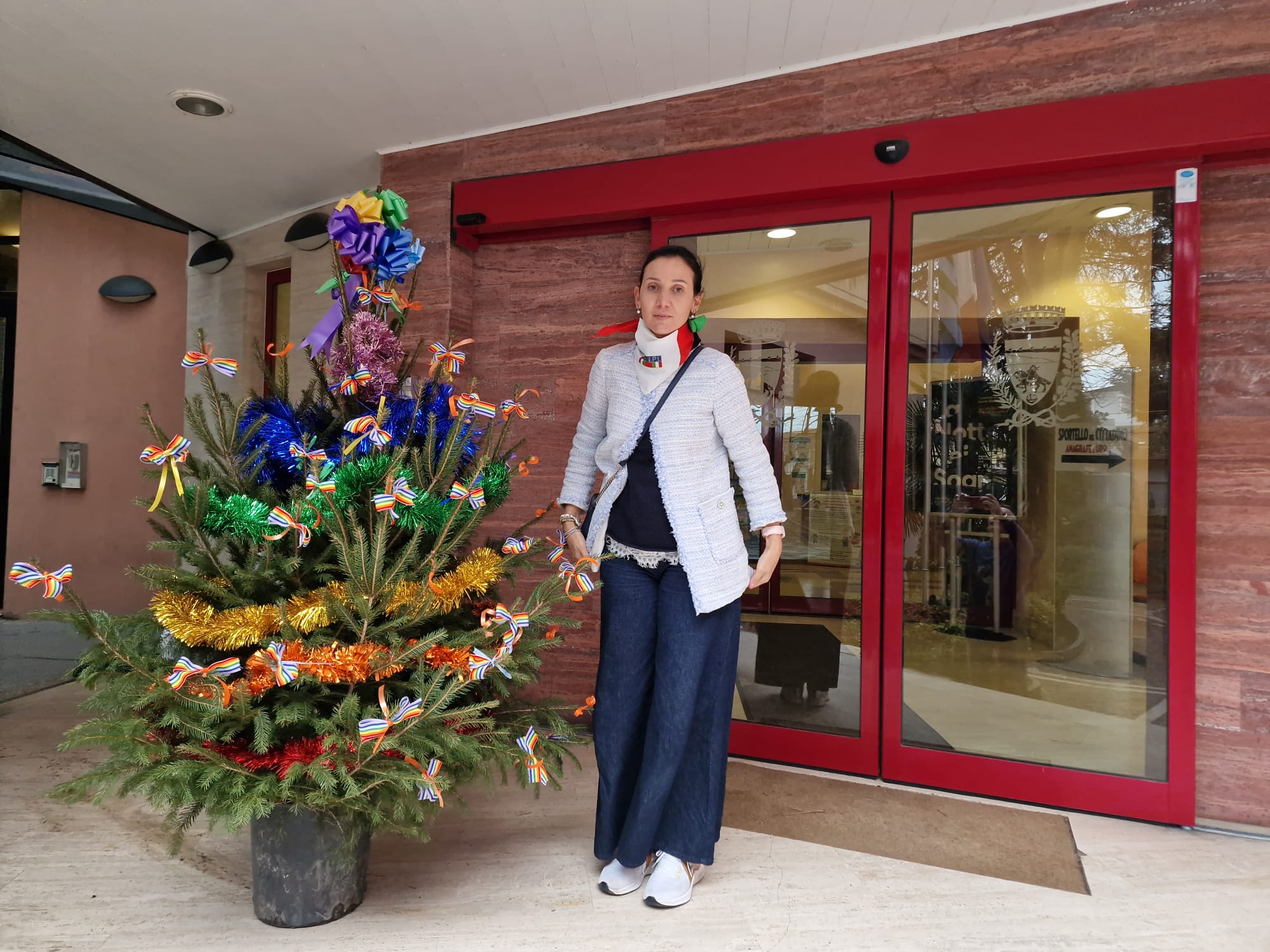 Il Comune di Riccione adotta il simbolo della pace per l’albero di Natale: un messaggio di speranza e dialogo