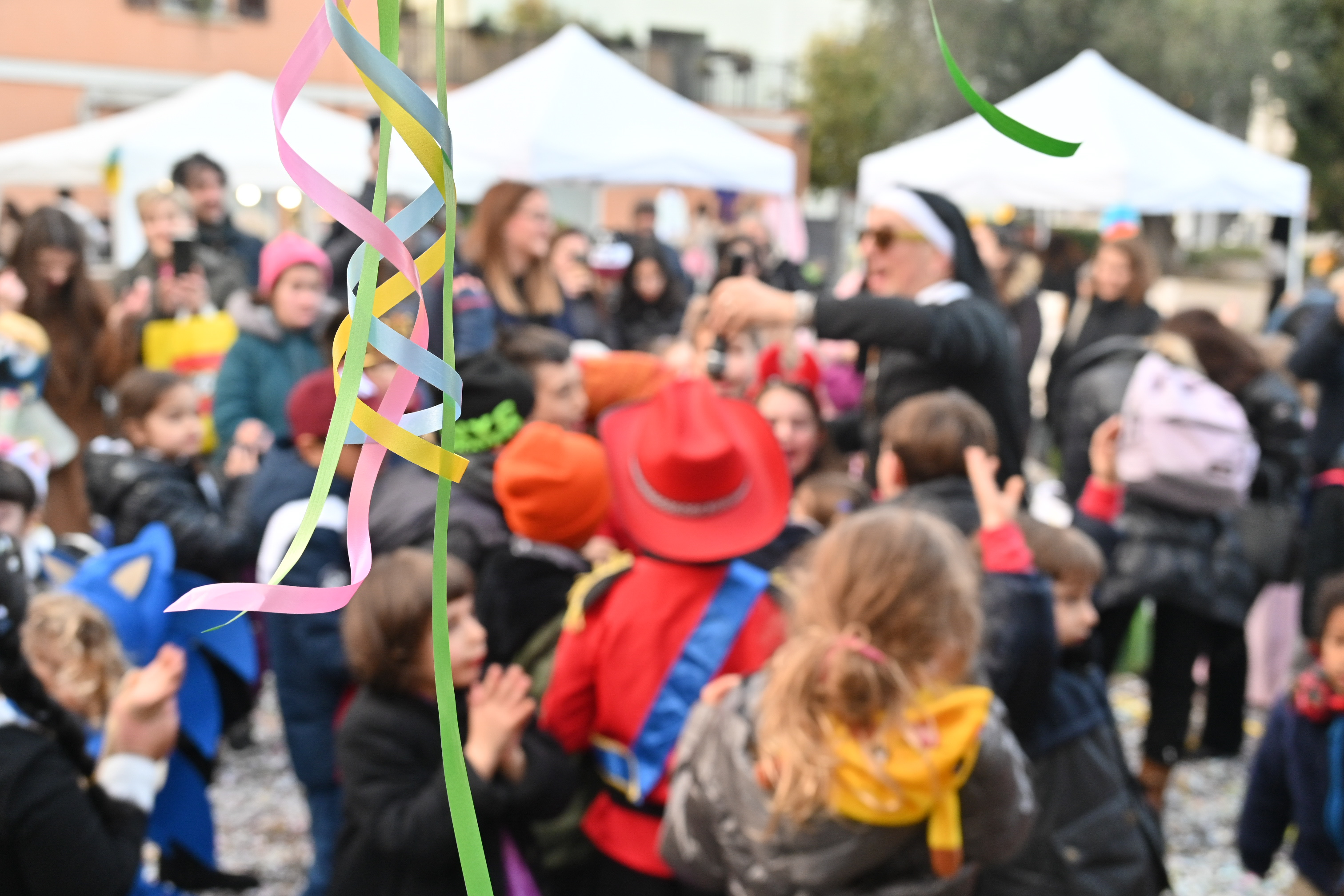 Il carnevale a Riccione: sfilate in maschera, musica e allegria nei quartieri della città