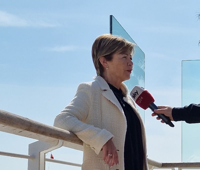 Daniela Angelini intervistata in spiaggia