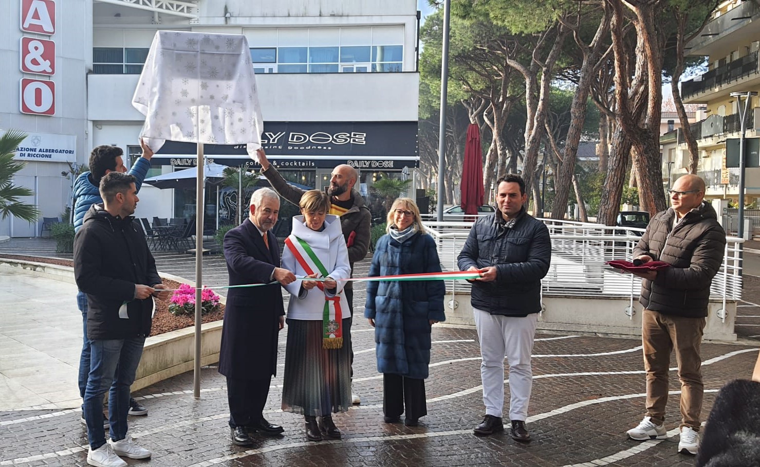 Inaugurata la piazzetta del centro commerciale San Martino in memoria del Cavaliere Luigi Gaetano Ceschina