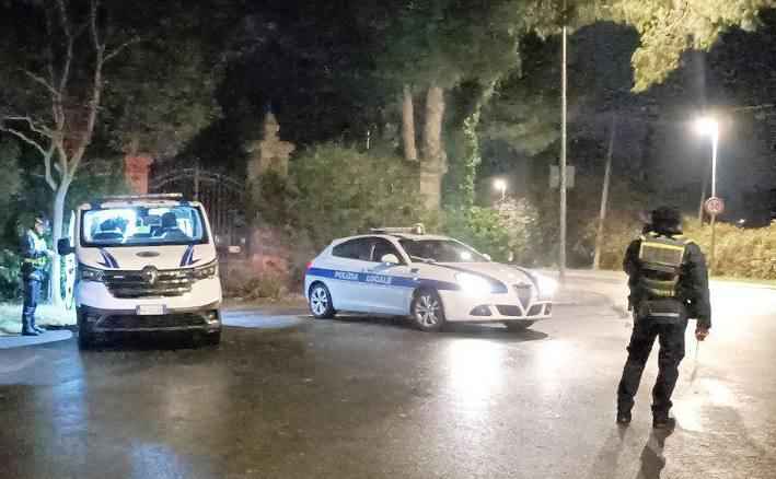 Escono dall’autostrada con l’auto rubata. Inseguimento della Polizia locale: sequestrati il mezzo, le targhe e un machete