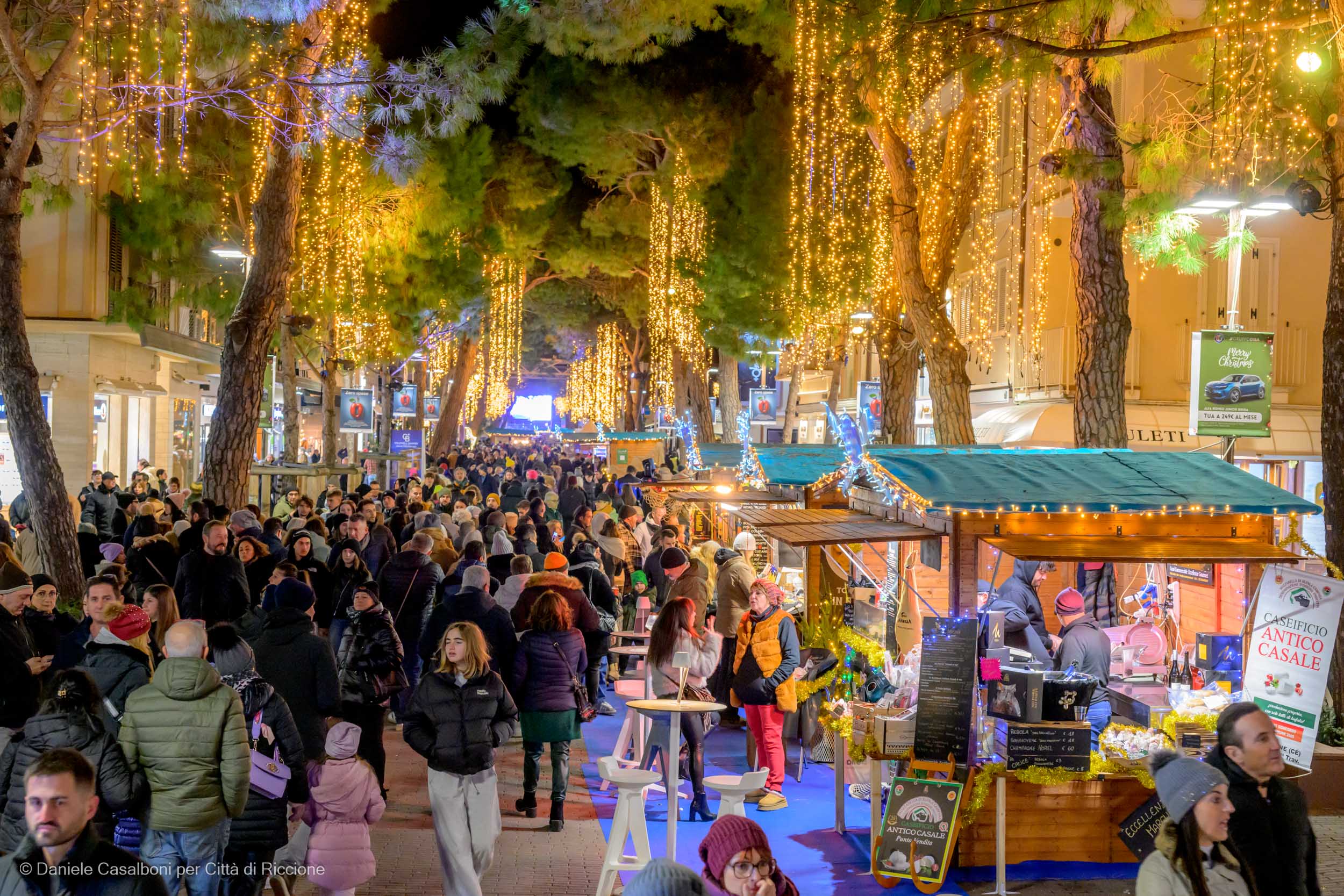 Le attrazioni del “Riccione Christmas Sea”, i cori natalizi, i presepi e le iniziative sostenibili: la magia del Natale conquista grandi e bambini