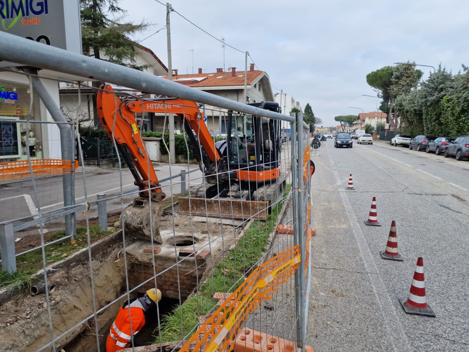 Rottura condotta fognaria e cedimento marciapiede a Riccione