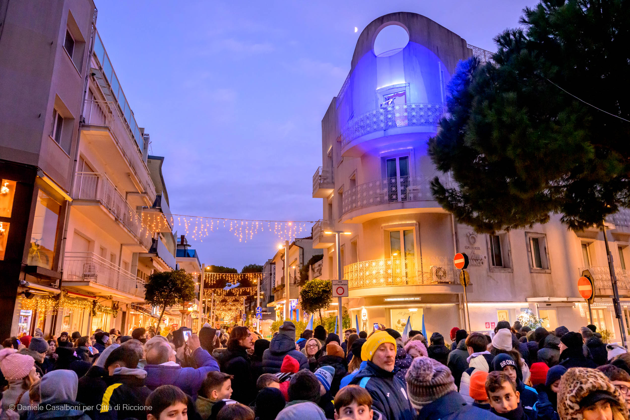 L’arrivo di Santa Claus, la benedizione della natività sulla Saviolina e l’accensione del grande albero di Natale: Riccione entra nel vivo delle feste