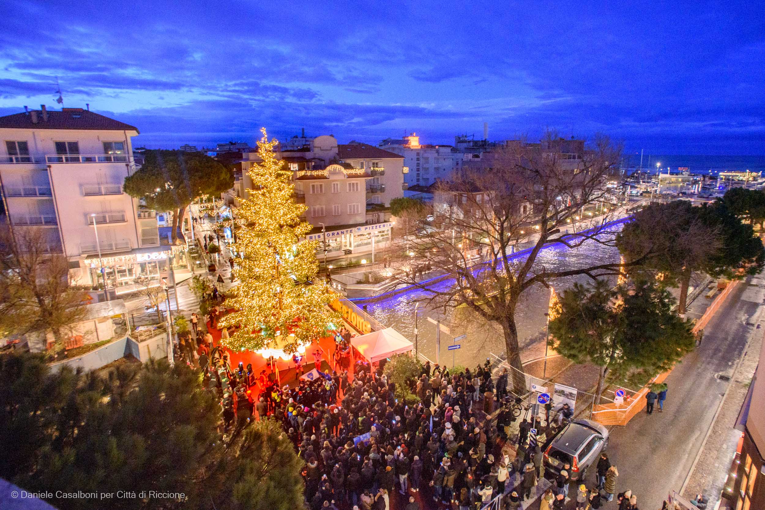 Una grande folla al porto canale per la benedizione della natività sulla Saviolina e l’accensione del Riccione Christmas Tree