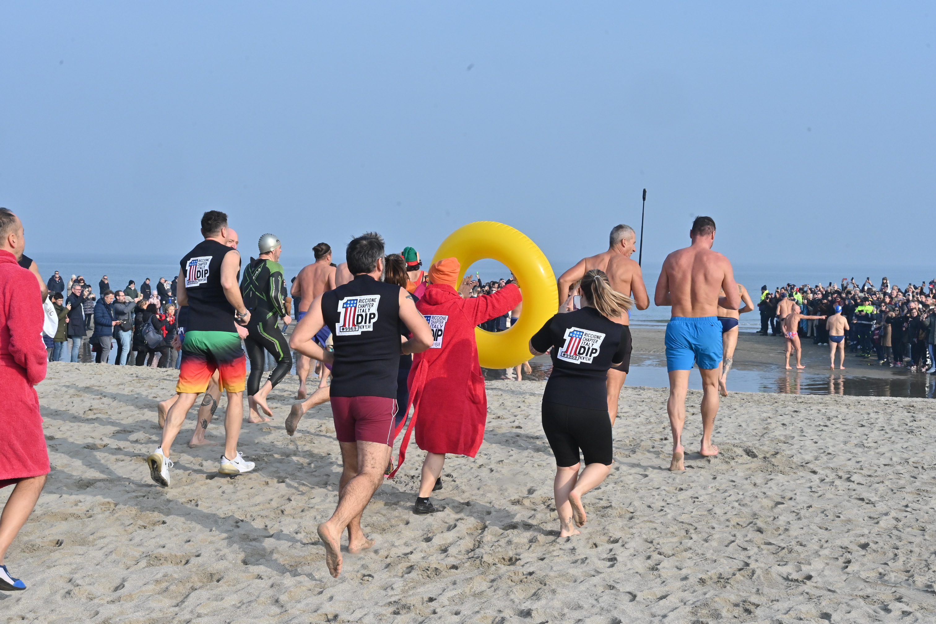 Riccione celebra l’inizio del 2025 con il tradizionale Tuffo di Capodanno e la magia senza tempo del tango