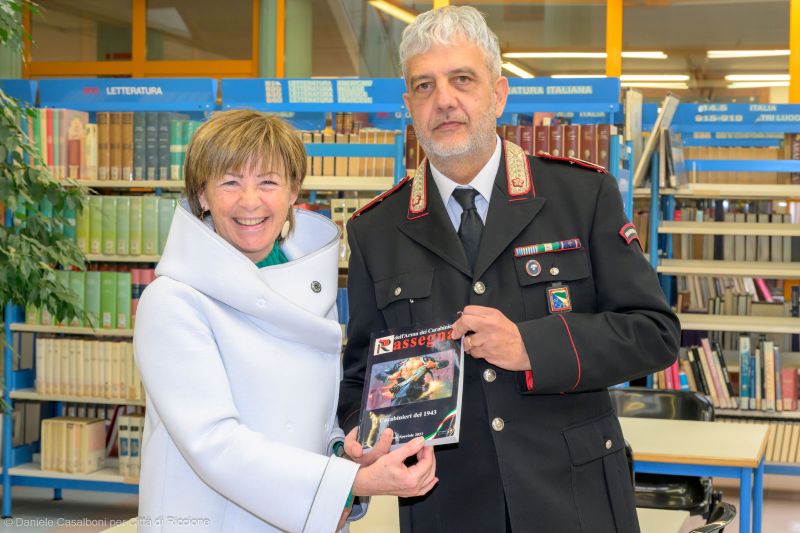 Daniela-Angelini-Claudio-Cacace-consegna-libro-Carabinieri