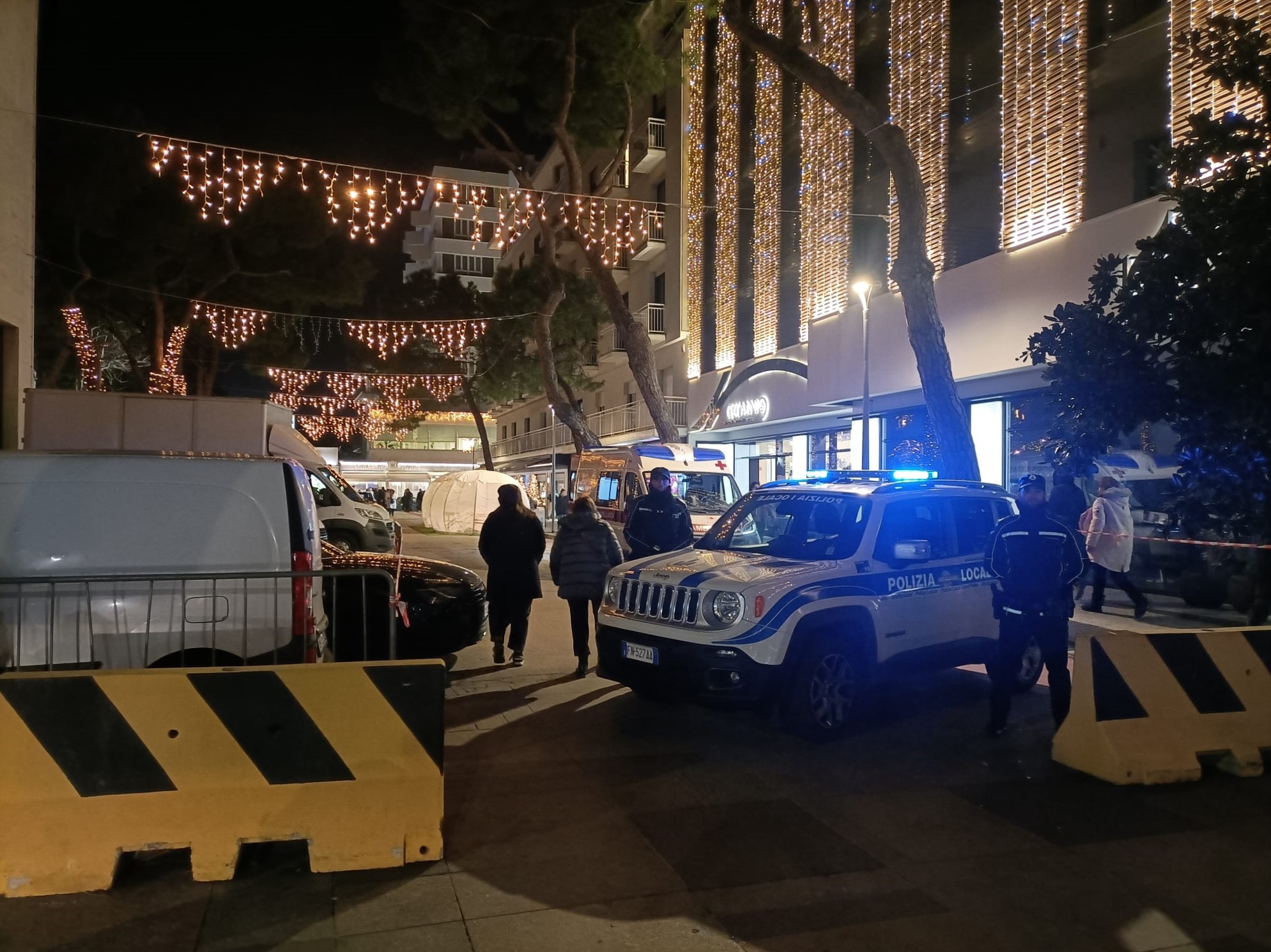 Fuga spericolata in auto: neopatentato ubriaco rischia di travolgere un agente della Polizia locale, inseguito e fermato in autostrada