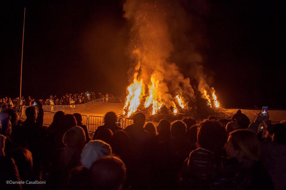 Riccione dà l’addio all’inverno con la festa in piazzale San Martino: il grande fuoco, food truck, danza sulla sabbia e karaoke