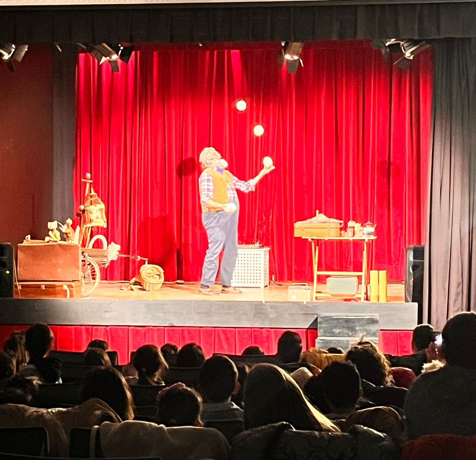 “Impronte, le scuole a teatro”: 500 bambini delle primarie di Riccione incontrano l’arte scenica come strumento di crescita e formazione