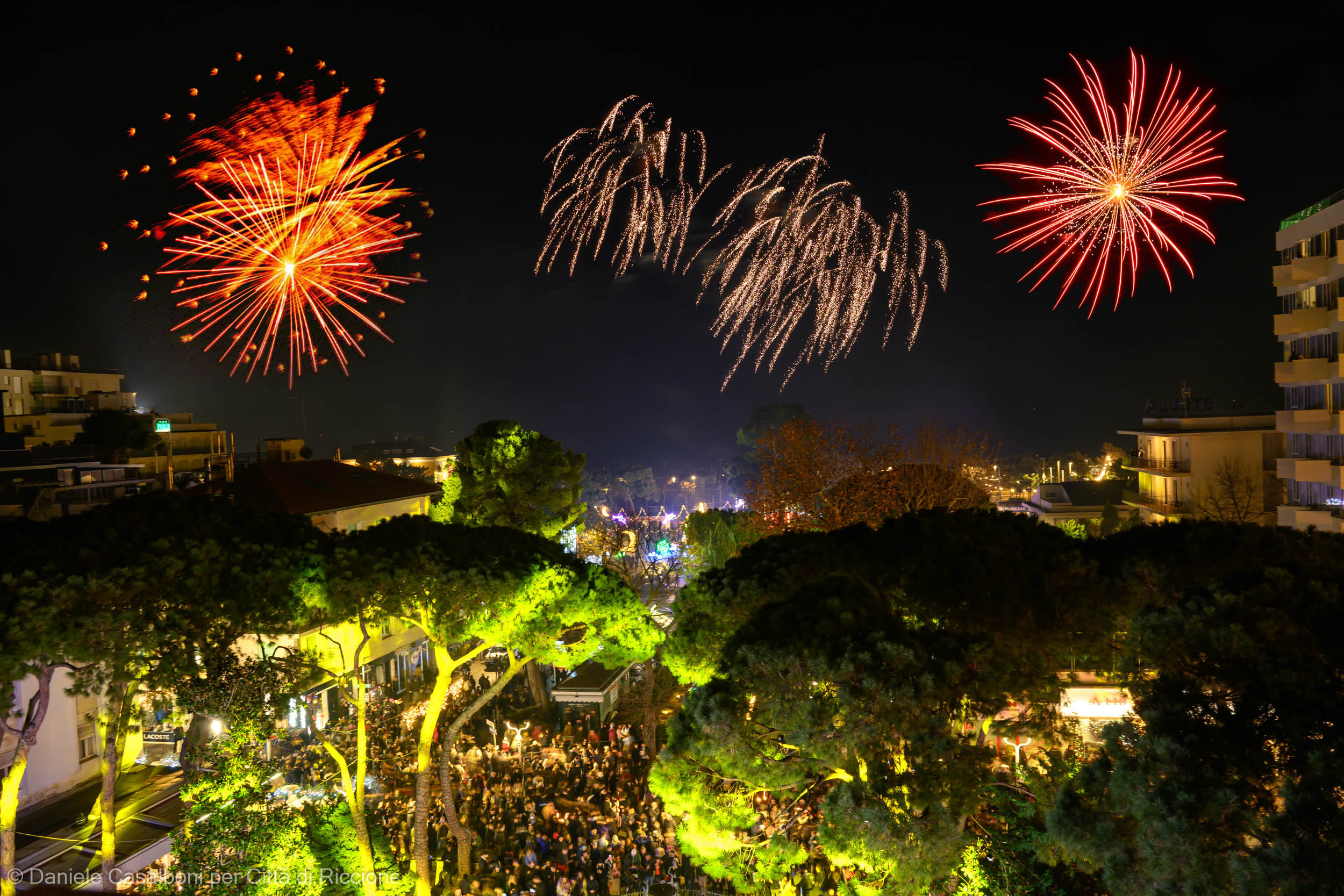 Il Capodanno di Riccione: la grande festa di Discoteca Romantica in piazzale Ceccarini dedicata a Aquafan