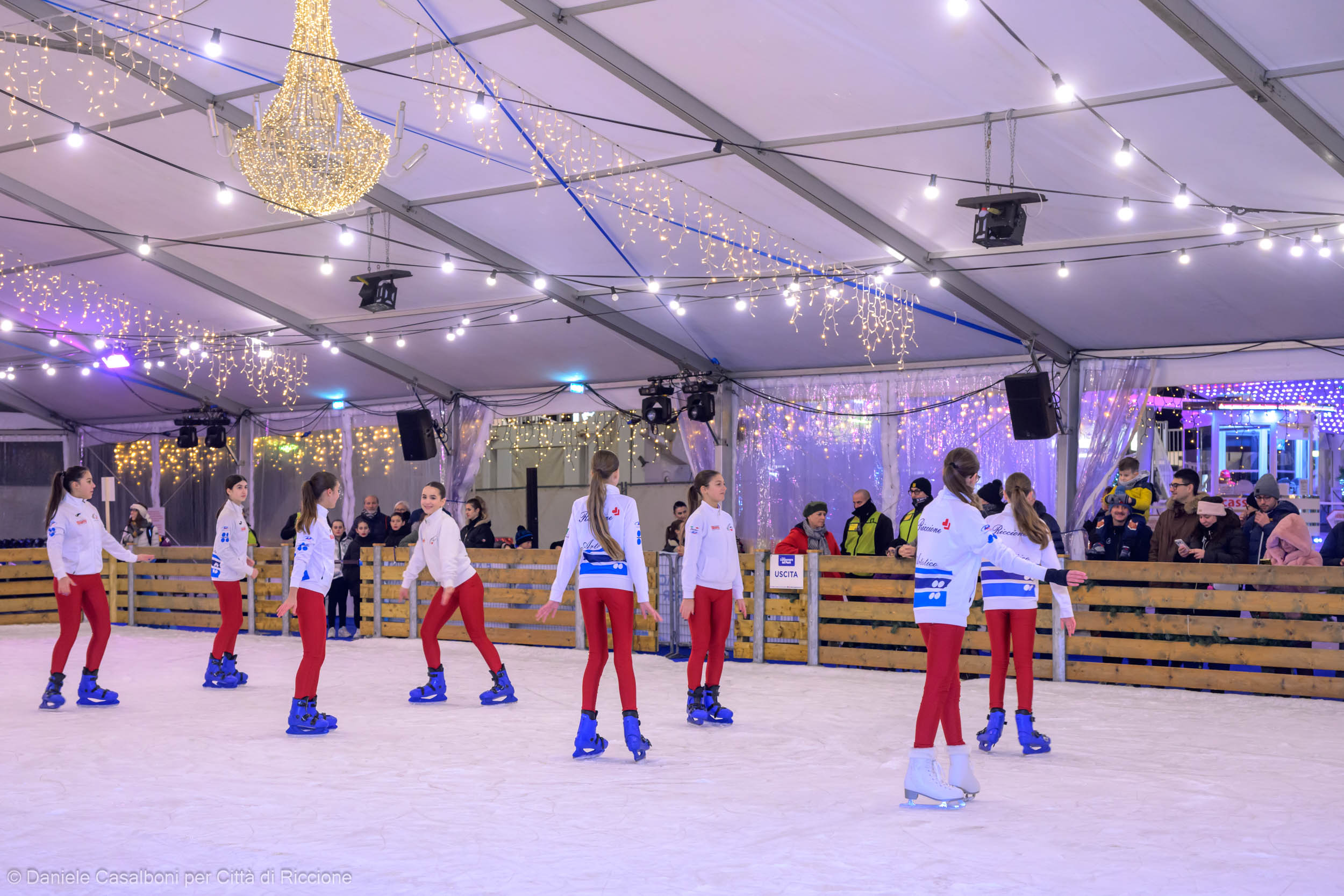 Ultimi giorni del Lungomare Ice Park: per salutare la lunga pista di ghiaccio per tutti i riccionesi ingresso a metà prezzo sabato 25 e domenica 26 gennaio