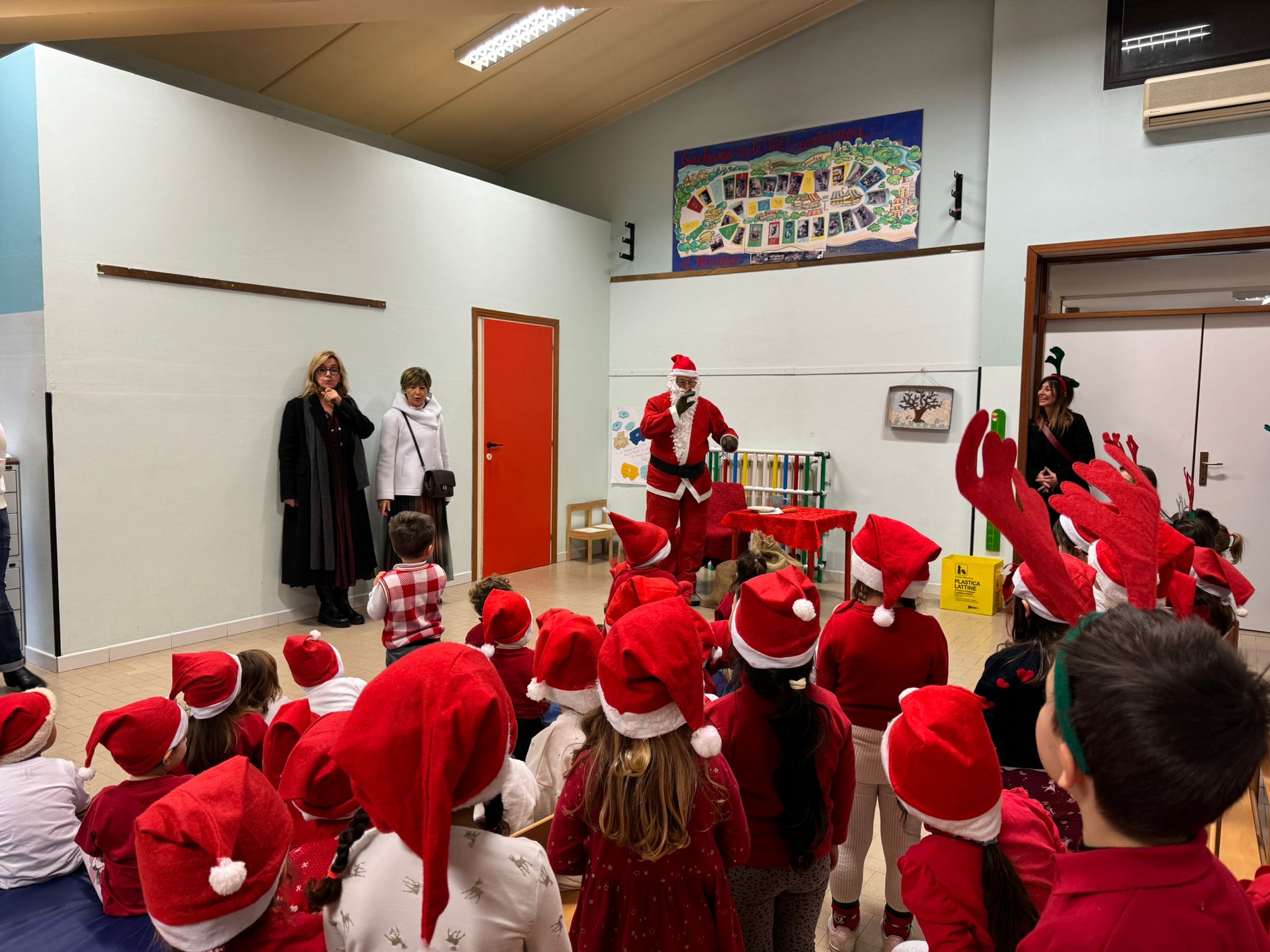 La sindaca Angelini e la vicesindaca Villa consegnano le letterine della Befana ai bambini delle scuole dell’infanzia di Riccione. Visita a sorpresa anche di Babbo Natale