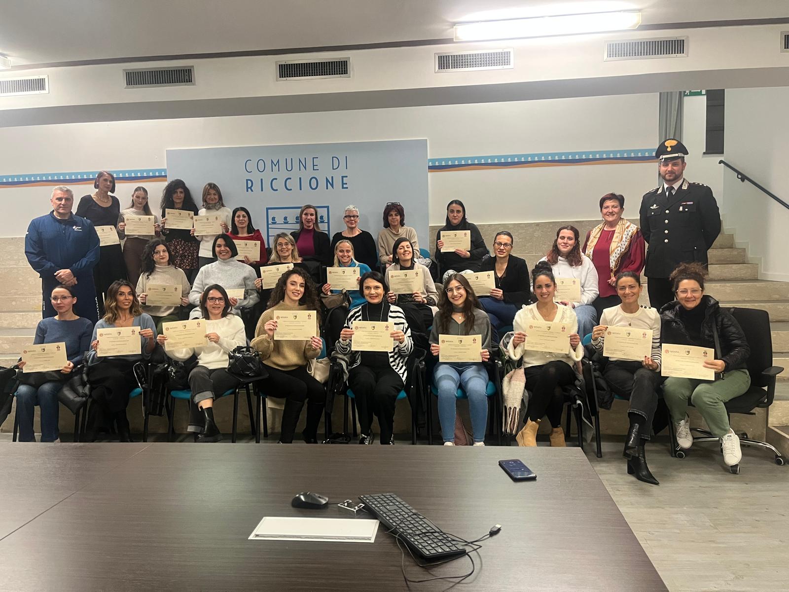 Autodifesa: 25 donne pronte a proteggersi grazie al corso dei carabinieri promosso dalla commissione Pari opportunità