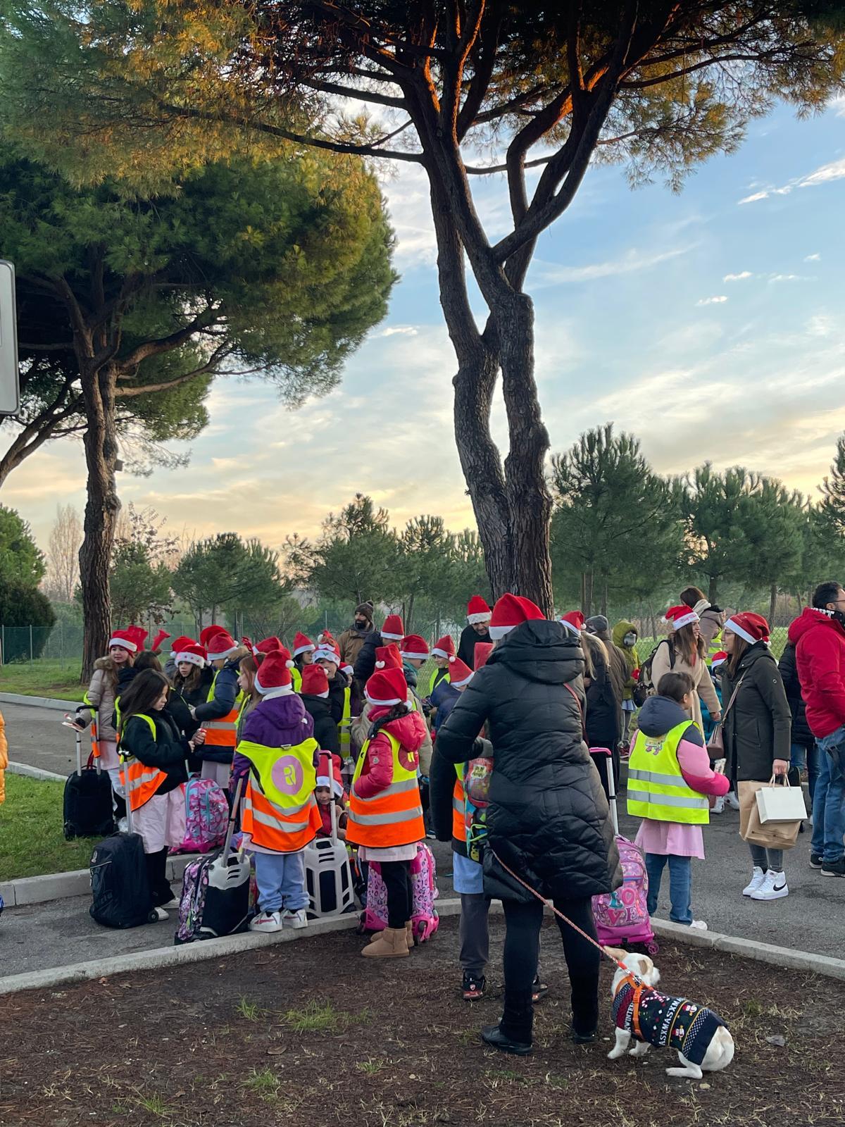 Il Pedibus day natalizio: l’iniziativa per promuovere la mobilità lenta e sostenibile sui percorsi casa-scuola