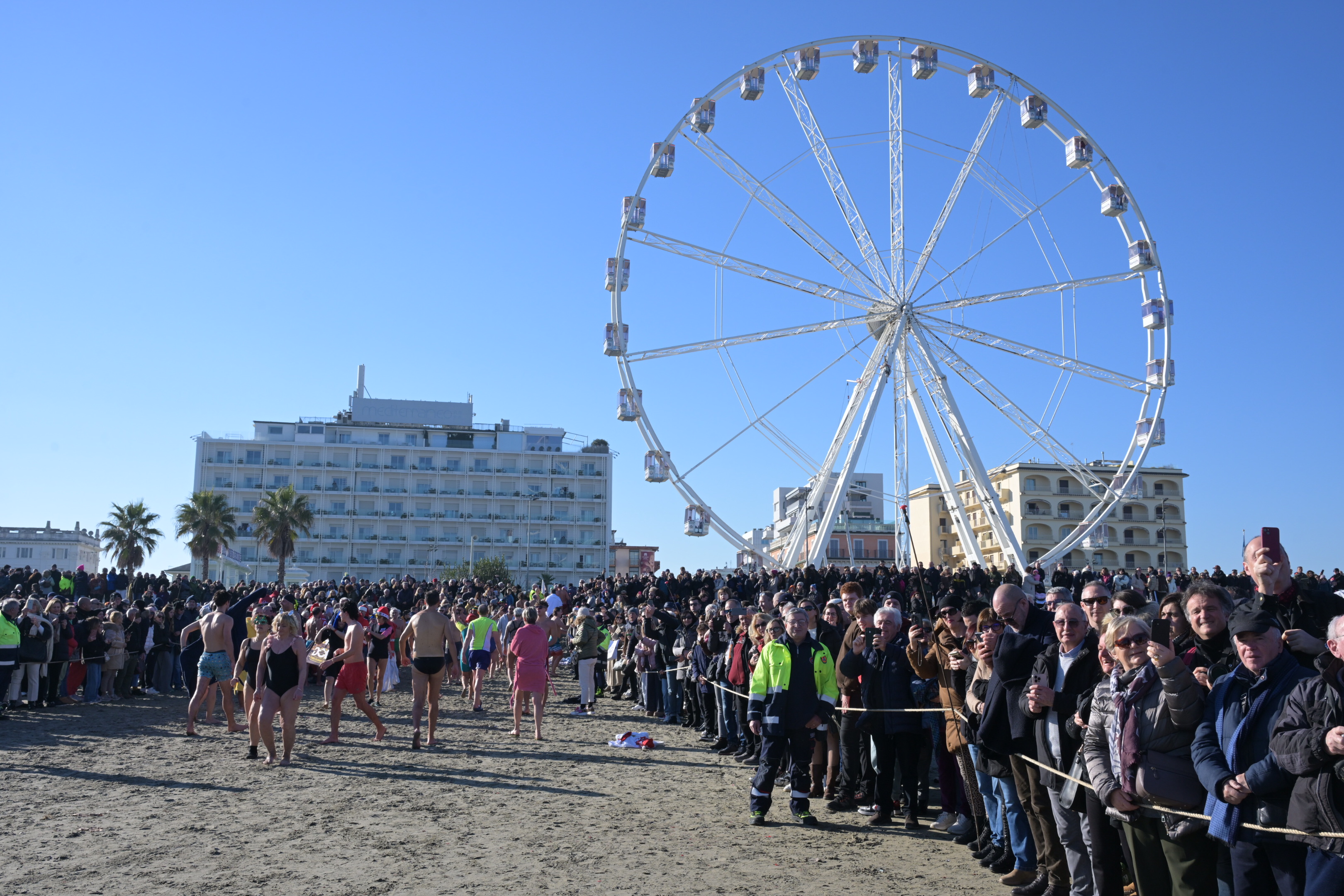 Tuffo di Capodanno a Riccione per oltre duecento impavidi: un mare di gente e di allegria per dare il benvenuto al nuovo anno