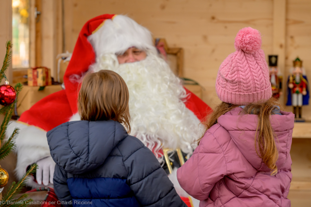 Riccione Paese: le iniziative per grandi e piccoli, l’incontro con Babbo Natale, i laboratori artigianali, la musica e le passeggiate storiche accendono la magia delle feste nel borgo