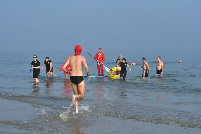 Riccione dà il benvenuto al 2025 con il tradizionale Tuffo di Capodanno 